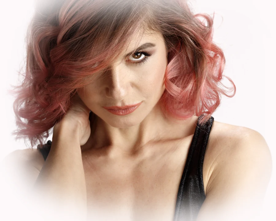 Ritratto di MILLA, capelli rosa, su fondo chiaro